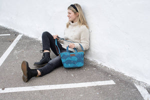 Mini Tote, Plaka