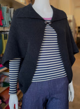 Load image into Gallery viewer, Weka Cape - Black