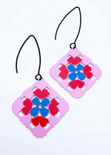 Load image into Gallery viewer, Midi Granny square Pink/Red/Blue