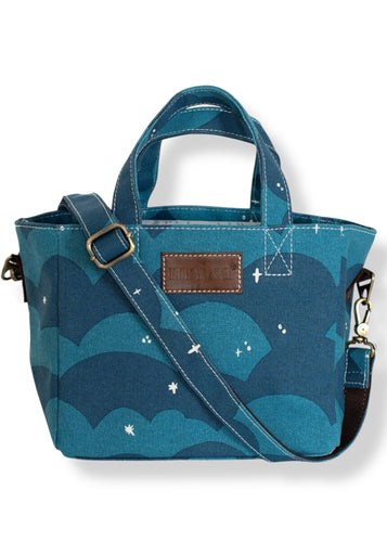 Mini Tote, Plaka