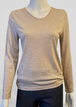 Load image into Gallery viewer, Merino L/S Top - V-Neck, Sand