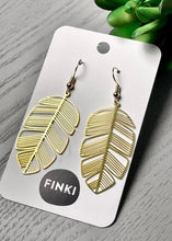 Load image into Gallery viewer, Monstera leaf Earrings