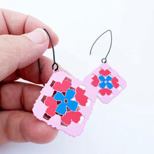 Load image into Gallery viewer, Midi Granny square Pink/Red/Blue