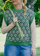 Load image into Gallery viewer, Jo Vest - Flowers
