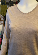 Load image into Gallery viewer, Merino L/S Top - V-Neck, Sand