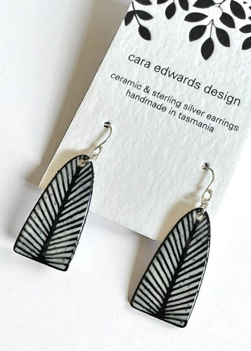 Feathered Arch Earrings - Blk