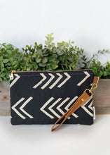 Load image into Gallery viewer, Wristlet Bag - Black and Cream Arrow