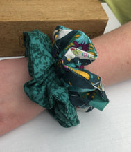 Load image into Gallery viewer, Scrunchie - Blacks