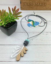 Load image into Gallery viewer, Feather drop necklace - Wren