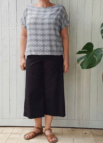 Black linea 4/5ths pant