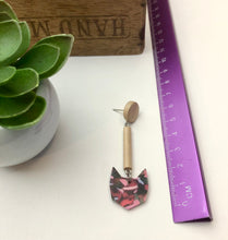 Load image into Gallery viewer, Catty resin drop earrings