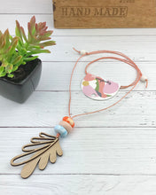 Load image into Gallery viewer, Feather drop necklace - Toucan