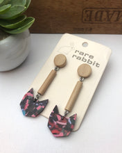 Load image into Gallery viewer, Catty resin drop earrings